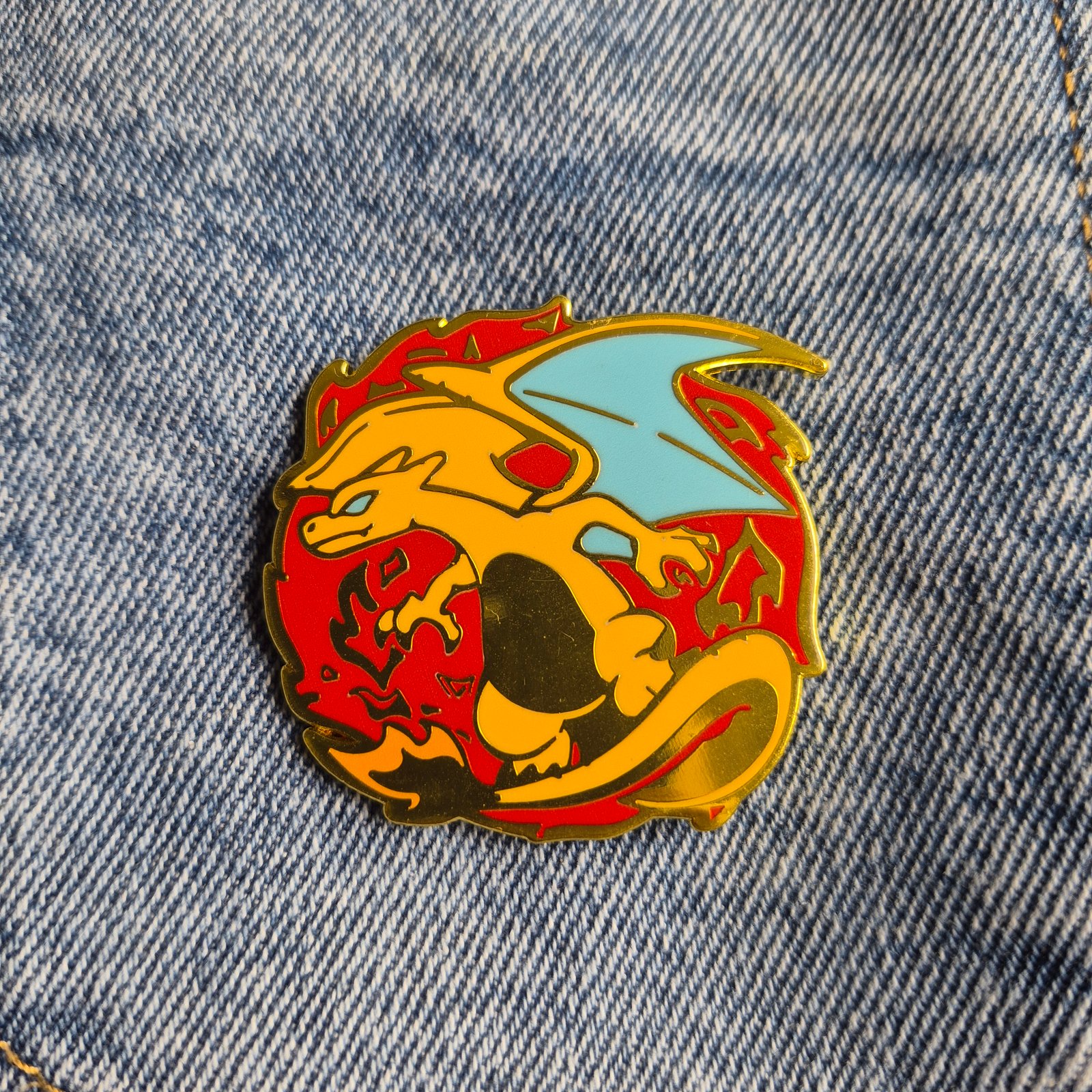 Pin Charizard Dorado